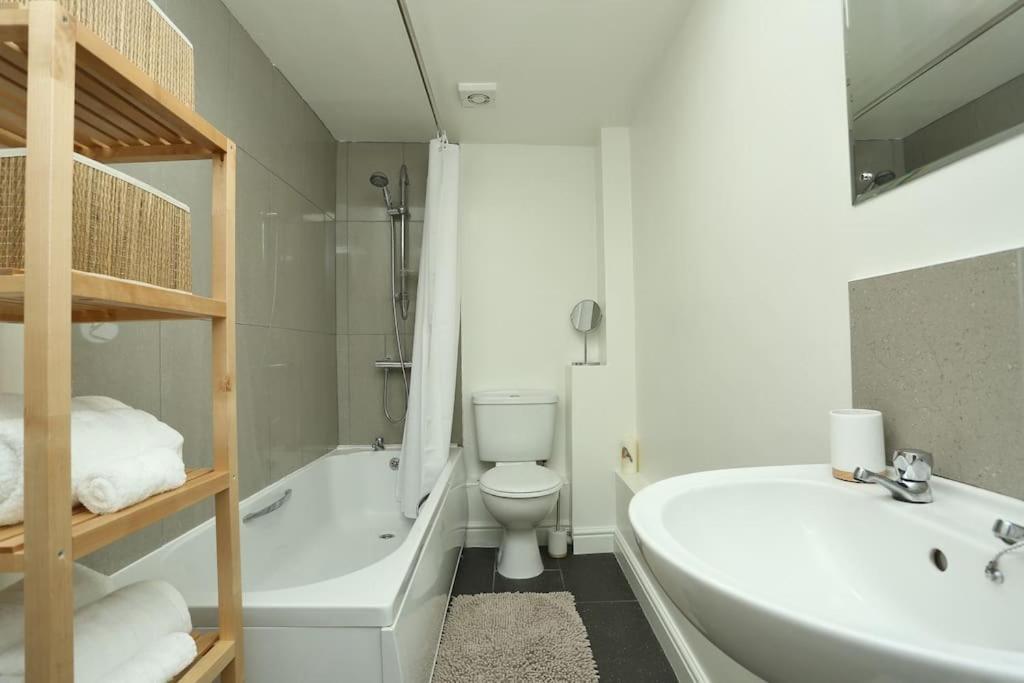 Apartment In The Heart Of Cheltenham/ Parking Bagian luar foto