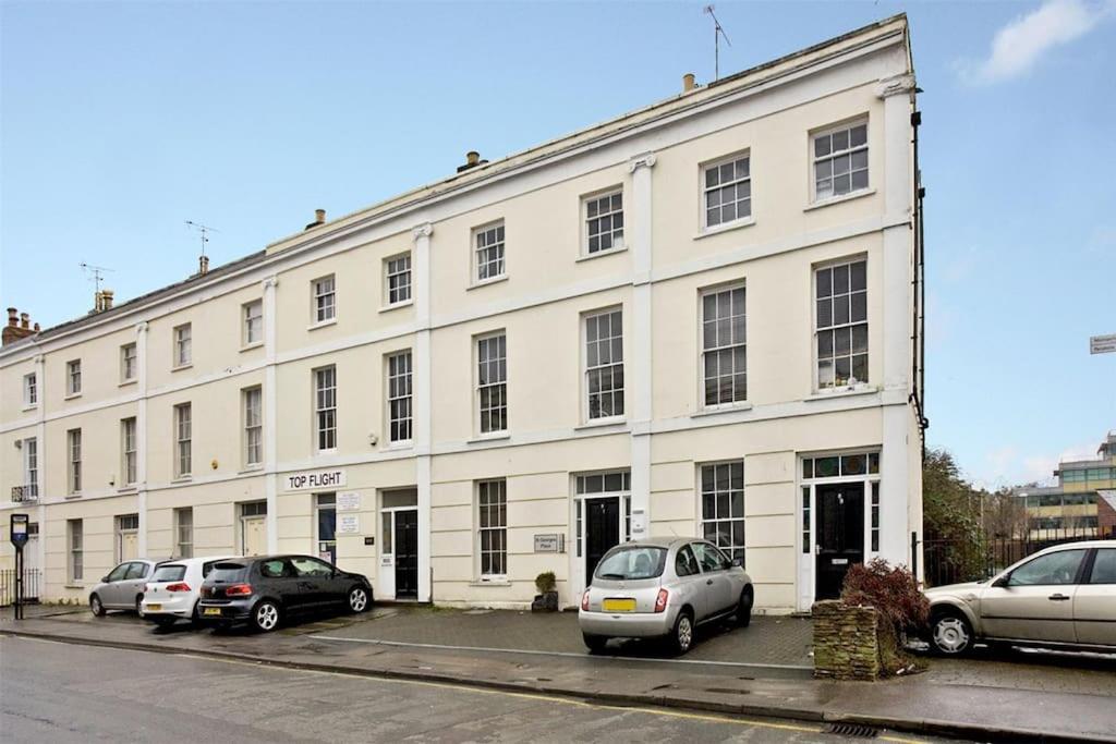 Apartment In The Heart Of Cheltenham/ Parking Bagian luar foto