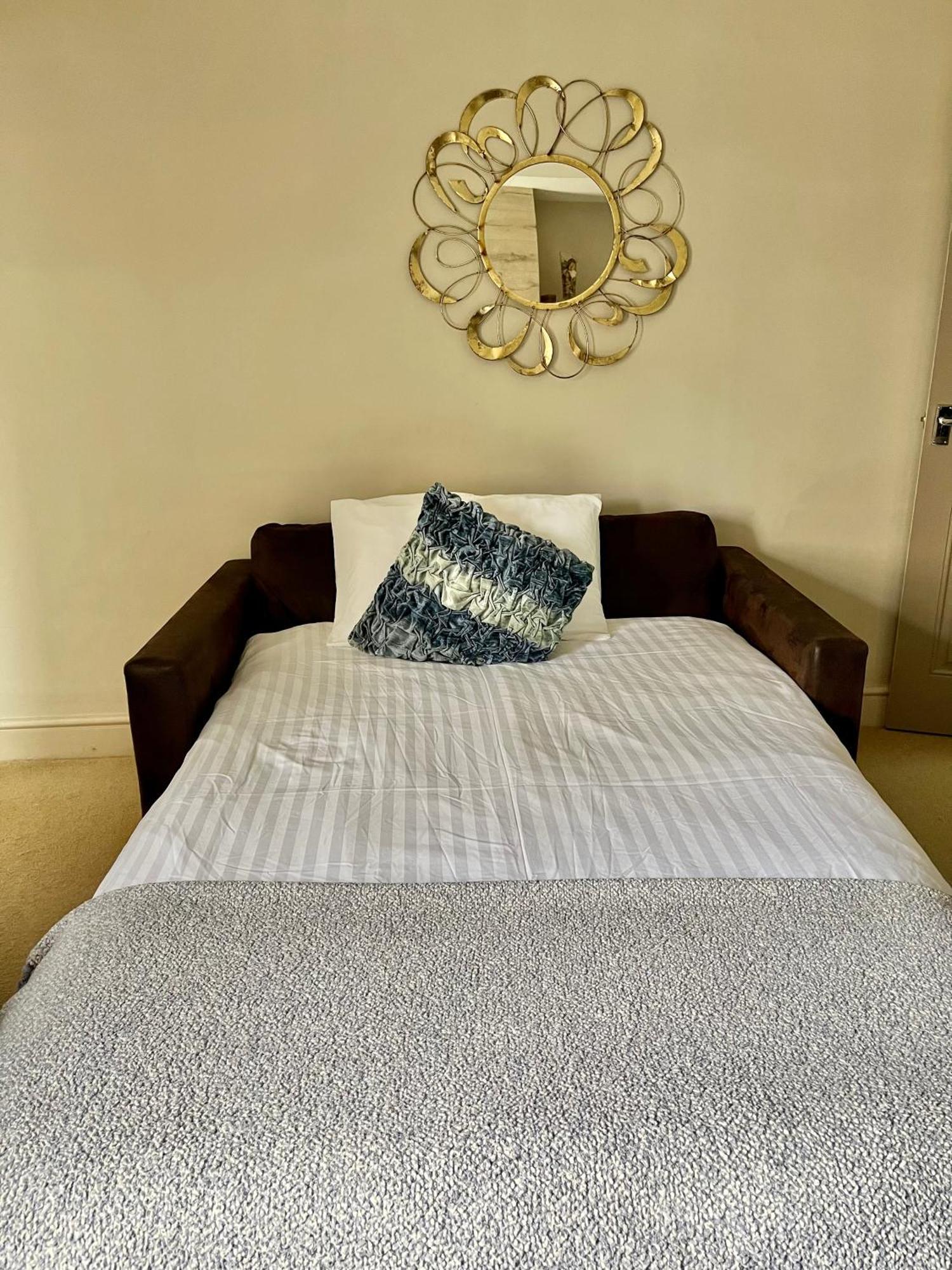 Apartment In The Heart Of Cheltenham/ Parking Bagian luar foto